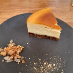 Y-s 洋菓子とチーズとお酒と。 - 白カビと醤油粕のベイクドチーズ　750円税込