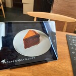 Y-s 洋菓子とチーズとお酒と。 - タブレットを指でスライドさせて、メニューを見て選びます。