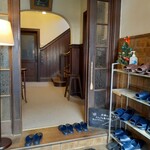 Y-s 洋菓子とチーズとお酒と。 - ヴォーリズ建築HONMACHI93　入口付近