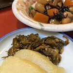 Jirou - 小鉢と漬物　ひじきと豆の煮物はおいしかったです