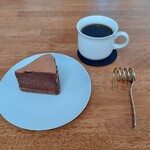 Y-s 洋菓子とチーズとお酒と。 - キャラメルと味噌のスフレショコラ、ホットコーヒー。フォークを置くアイテムがかわいい。