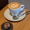 ALLPRESS ESPRESSO - Flat white (490円)、Salted caramel bliss ball (250円)