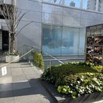 ヴァンサンヌ ドゥ - 大通りに面した地下行き階段は開店時間ギリギリしか開かない
