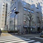 ヴァンサンヌ ドゥ - このビルの右側に正面玄関あり