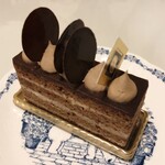 アイマリーナ - スポンジは昔ながらのチョコレートケーキは594円。ヨーロッパ系の堅いスポンジに慣れている息子には少し物足りなかったか