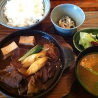 ももんじや - やまくじらのすき焼き。
                つまり猪です。
                両国の老舗 ももんじゃです。
                まぁ縁起もんでかね（笑）