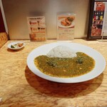 インド風カリーライス すぱいす - 【日本ほうれん草とカッテージチーズの骨付きチキンカレー】(¥1880)