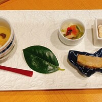 割烹かめ清 - 季節の会席コース(小茶碗蒸し蟹身のせ 蕪の甘酢漬 鶏のハニーマスタード焼き 揚げ海老芋)