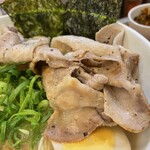 Tonkuru - 豚ばらは胡椒で炒めてあります。味濃くてうまい。