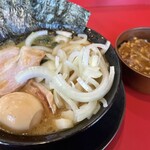 家系ラーメン王道 王道之印 - ラーメン（850円）＋燻製チャーシュー2枚増し（130円）＋味玉（70円）＋玉ねぎ（150円）＋カレー丼（200円）