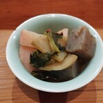 茶虎飯店 - 紅丸大根と蒟蒻の麻辣（小菜3品は最初から二名ずつに分けて出してくれている）