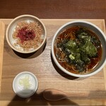 蕎麦切りむら多 - 海苔がのったそば。これが意外に合う！海苔が蕎麦つゆに溶け込んでうましでした！