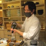 Oku - 帥氣年輕的主廚，與兄弟一起經營。