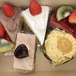 カトルカール あつぎ妻田店 - 持ち帰り直後のケーキたち。
