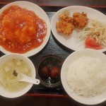 台湾料理 四季紅 - 日替りランチ（エビ玉子チリ、揚げ物、サラダ、ライス、スープ、デザート）…650円