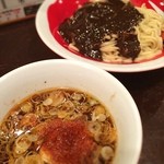 ラーメン凪　炎のつけめん - 炎のつけめん並盛3辛 780円
怖気づいてあつもりにもせず、3辛で挑戦したら全然大丈夫だったので途中で5辛にしてもらいました。
5辛でも結局一味？唐辛子はスープに逃げちゃうから、麺食べてる間は大して辛くなかったです。
辛さに特化というより、おいしさを楽しむつけめんでした。
接客も良くて味もおいしいけど、スープ割り用スープが全然熱くなかったのはわざとなのかなんなのか(*_*)
