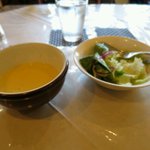 レストラン ベリンバウ - コーンスープとサラダ