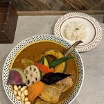 Rojiura Curry SAMURAI. - 豚角煮とチキン１／２と野菜（レギュラー、辛さ４、ライス50g）