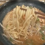 Misoya Raimon - 北海道味噌ラーメン、麺持ち上げ
