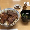 辻屋 - 上うな丼。ご飯をよそってからタレをかけていただいているようで丼の内面にタレが飛び散ってますね