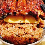 うなぎ 串料理 いづも - （※写真5）そびえる鰻玉丼（斜め上から）