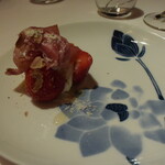 リストランテ カノフィーロ - 水牛のモッツアレラとあまおう　白トリュフの蜂蜜と生ハム