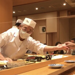 小松 弥助 - 大将からのお手渡し