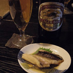 刈生 - お通し（穴子の煮びたし）と瓶ビール（キリンラガー）