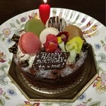 パティスリー アミューズ - ガトーショコラベースにマカロンそ添えてもらいました