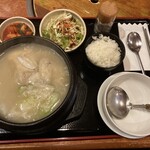 韓国家庭料理 扶餘 - 半ゲタン定食。サラダ付きなのが◎