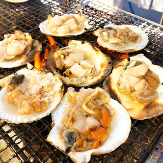 築地の新鮮な魚介を堪能！ホタテや牡蠣が人気