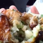 たこ焼 まるしろ - ぶた焼きをお箸でわった中身の様子です