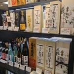 李白酒造 有限会社 - 酒売場の入口に展示＆試飲コーナー