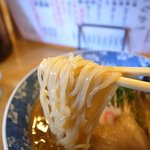 彩色ラーメン きんせい総本家 夢風 - 麺を持ち上げてみました。ツルツルと喉越しの良い麺です。