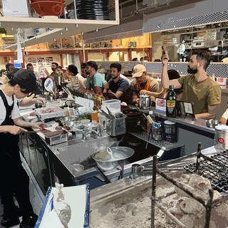 囲炉裏を囲むカウンター席が人気！