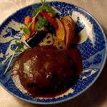 Rojie - 明治時代のお皿を使った伊万里牛10０％ハンバーグ、ソースはデミグラスソース