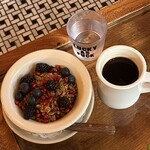 229434109 - HOUSE MADE MAPLEｰGRANOLA 1265円とHOT AMERICANO 605円