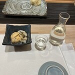 Sushi Ninomiya - お通しと冷酒（山形・上喜元）