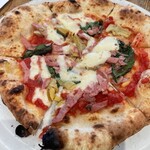 青いナポリ - モルタデッラハムとカルチョーフィ、アンチョビのトマトソースピッツァ