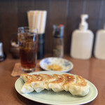 中華レストラン ポン太 - 料理写真:餃子のタレは芥子とお酢そしてちょっとお醤油を足すのがお父さんのオススメの食べ方。