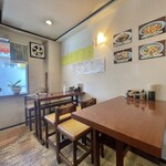 中華レストラン ポン太 - 店内の様子、テーブル席2卓にカウンター席、お掃除が行き届いています。