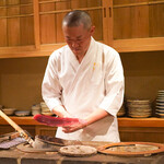 東麻布 天本 - かつお、まず墨で皮目を炙る