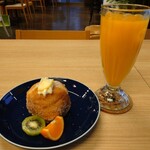 Cafe chouchou - 生ドーナツ（生カスタード）＆八幡浜みかんジュースPremium③