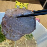 博多 一風堂 - チャーシュー、にゅ〜〜ん！