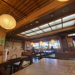 秀福 - 店内。一人客でも相席にはしません。