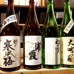 Kaisen Izakaya Yume Yaki Sakana To Nihonshu - カウンター前に並ぶ日本酒