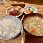 しんのすけ - 白めし、豚汁、まぐろの漬け、ぬかづけ