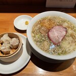 ウミガメ食堂 - ワンタン麺とシュウマイセット