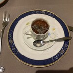ラ・トリロジー - ランチMenu B  ¥3,900
            【温菜】フォアグラのフラン　トリュフのソース