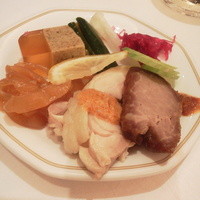 東天紅 上野店 - 季節の五種冷菜盛り合わせ